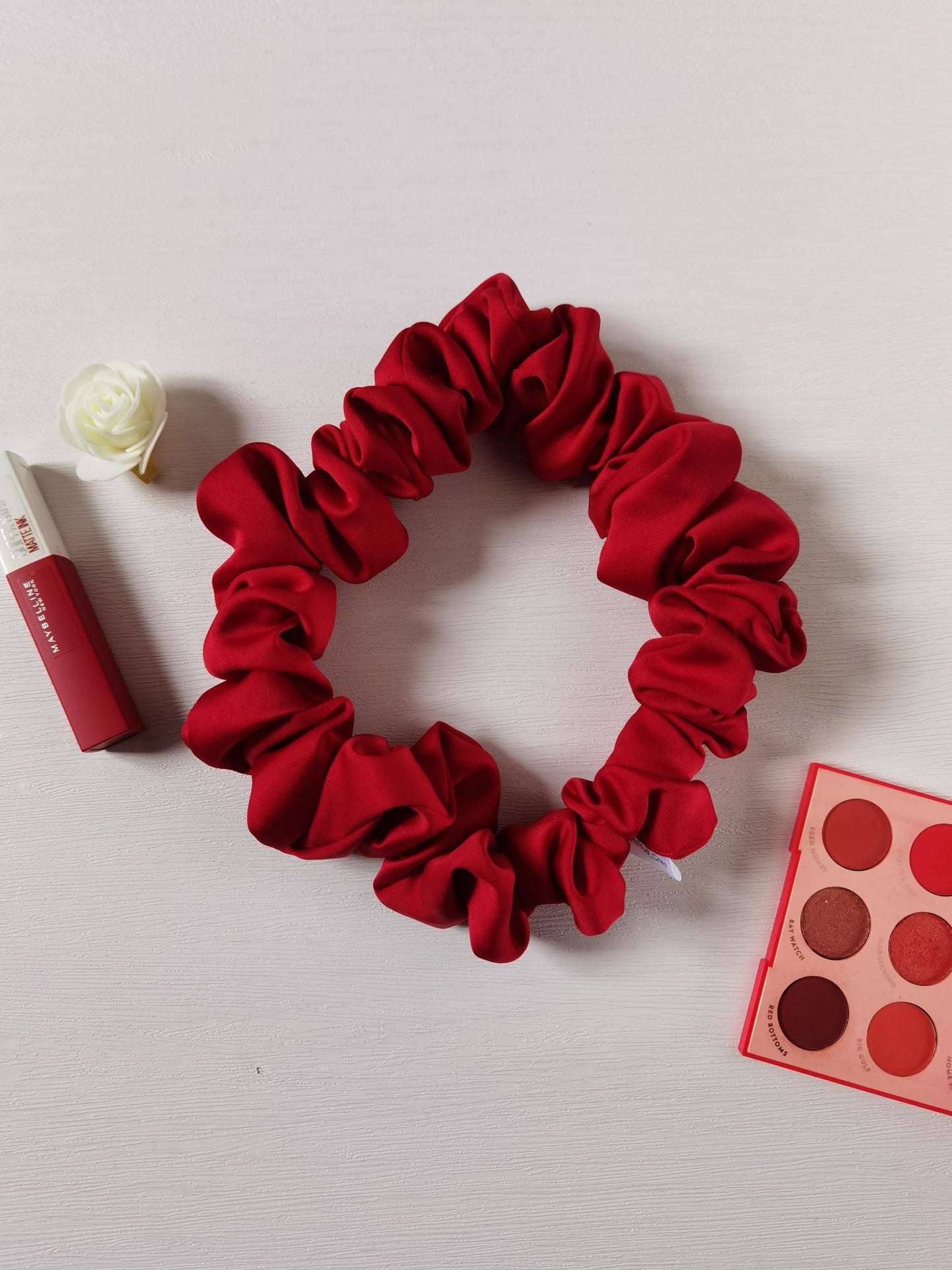 Chou Fagnéva – Bandeau froncé en satin rouge