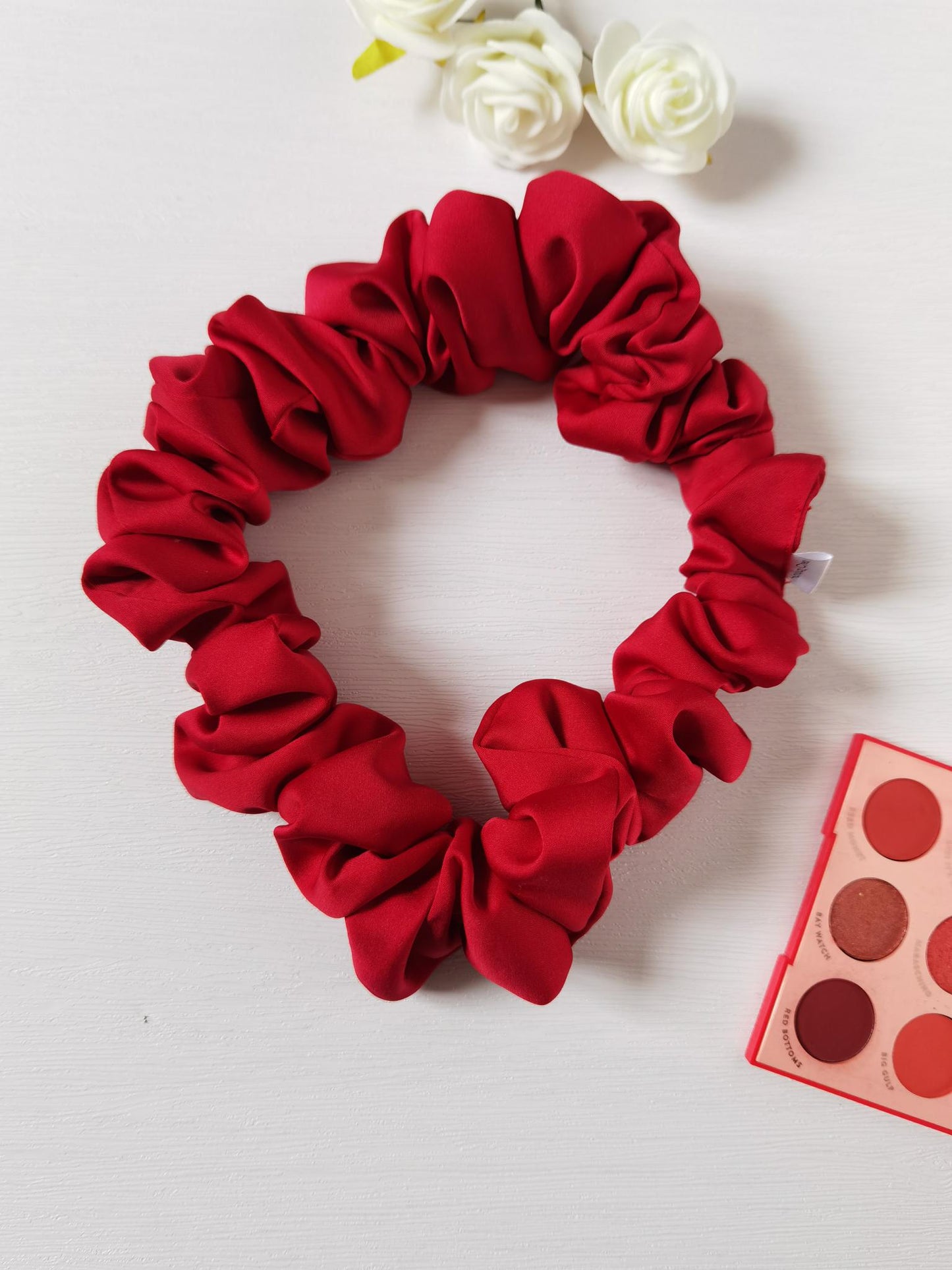 Chou Fagnéva – Bandeau froncé en satin rouge