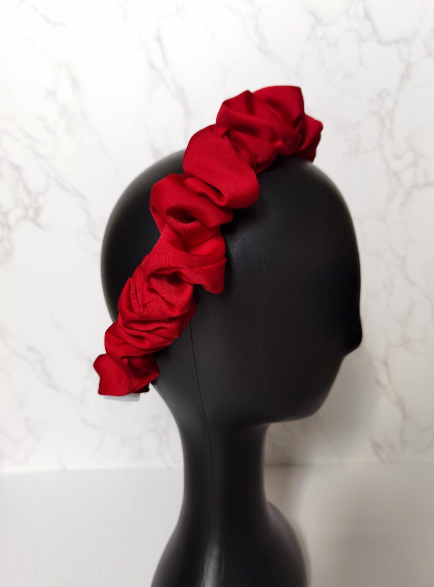 Chou Fagnéva – Bandeau froncé en satin rouge